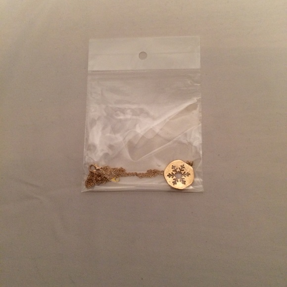 NWT Gold Snowflake Cutout Necklace - Picture 7 of 7